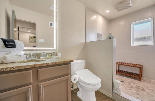 Lawton Apartment | Oak's Beautiful Contemporary Suite #14