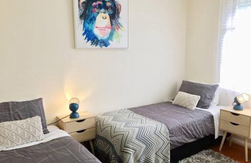 Bell Park House | OAK'S BrkFast, WiFi,Fetch,Walk2Pizza,Coffee,Liquor