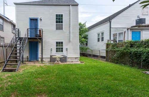 Leonidas House | Oak St Corridor | 4 Blocks to Streetcar, Parking
