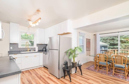 Oshkosh House | Oak Street Adobe Summ