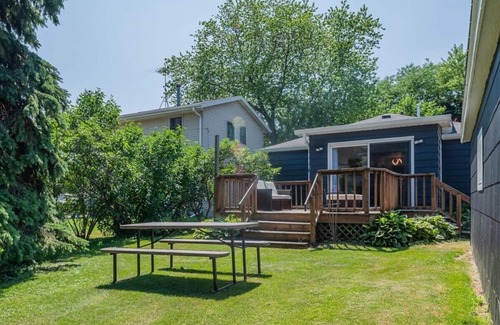 Oshkosh House | Oak Street Adobe Summ