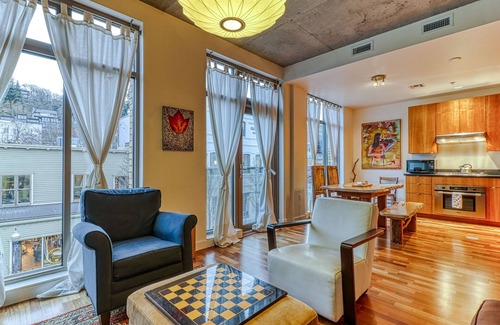 Hood River Condo | Oak Street Loft - Downtown Hood River