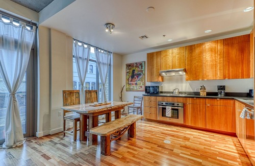 Hood River Condo | Oak Street Loft - Downtown Hood River