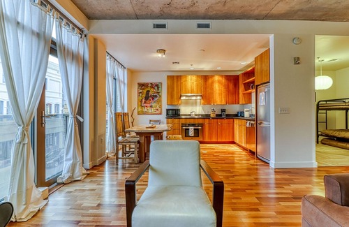 Hood River Condo | Oak Street Loft - Downtown Hood River