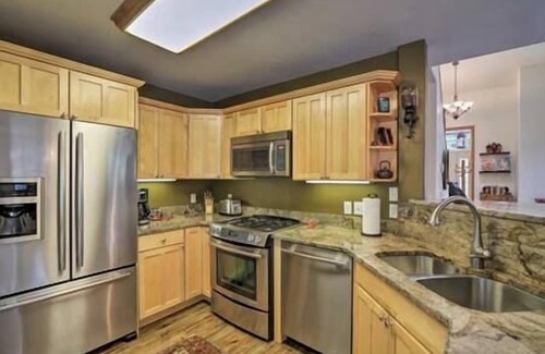 Ridgway House | Oak Street Retreat 3br/2ba - Ground Level Bedroom