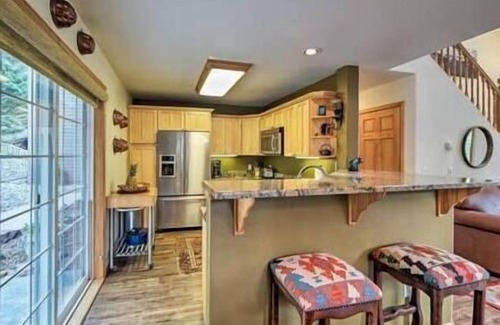 Ridgway House | Oak Street Retreat 3br/2ba - Ground Level Bedroom