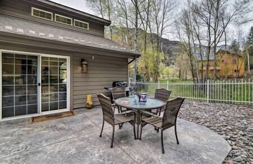 Ridgway House | Oak Street Retreat 3br/2ba - Ground Level Bedroom