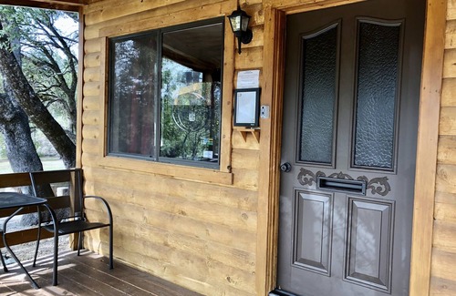Ahwahnee Cabin | Oak Suite - Sierra Mountain Lodge