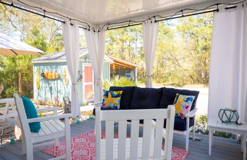Tranquil Harbour House | Oak Tree Bungalow - Relaxed Island Living