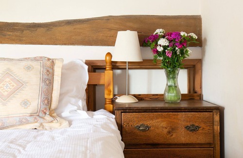 Witney House | Oak Tree Cottage at King John's Barn - sleeps 4 guests in 2 bedrooms
