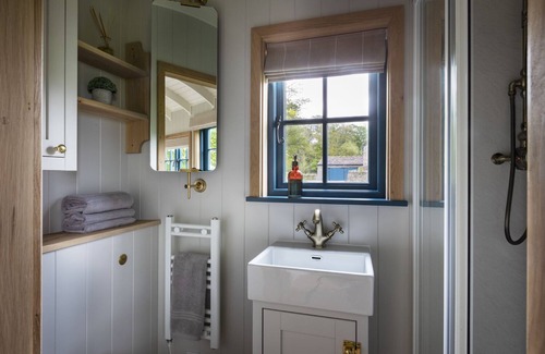 Baslow Cottage | Oak Tree Shepherd's Hut/Chatsworth Estate