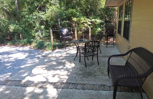 Long Beach Apartment | OakHaven Annex-Large, secluded apartment one block from beach and Walmart.