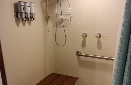 Long Beach Apartment | OakHaven Annex-Large, secluded apartment one block from beach and Walmart.