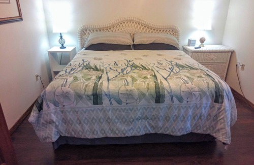 Long Beach Apartment | OakHaven Annex-Large, secluded apartment one block from beach and Walmart.