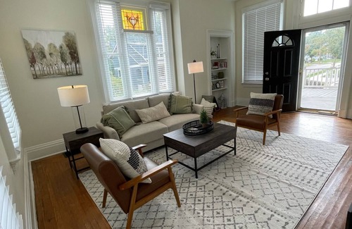 Oakley House | Oakley 2B/1B, quiet comfort close to everything