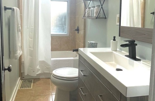 Oakley House | Oakley 2B/1B, quiet comfort close to everything