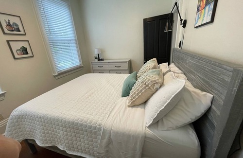 Oakley House | Oakley 2B/1B, quiet comfort close to everything