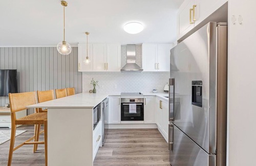 Torquay Apartment | Oaklight on Truro Steps to Torquay Beach and Dining