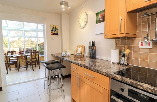 Moreton-in-Marsh House | OAKMEAD, pet friendly, with a garden in Moreton-In-Marsh
