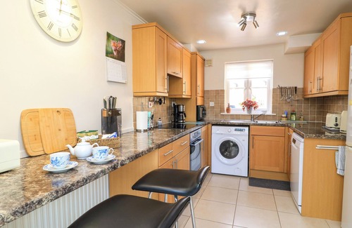 Moreton-in-Marsh House | OAKMEAD, pet friendly, with a garden in Moreton-In-Marsh