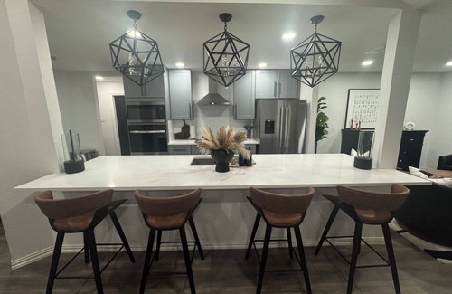 North Arlington House | Oaks Retreat - Stylish 2bd/2br house near Arlington Entertainment District