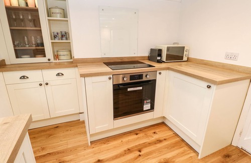 Charlestown Cottage | OAKTREE COTTAGE, pet friendly, with open fire in St Austell