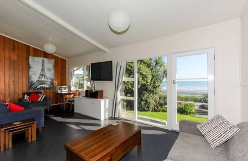 Oakura House | Oakura Beach Front - andquot;Relax Rest Enjoyandquot;