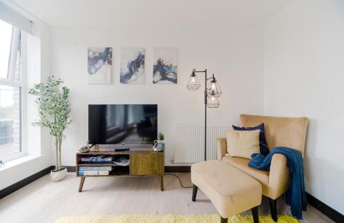 Dartford Apartment | Oasis 2 Bed 2 bathroom Dartford Flat Holiday London Mins from Bluewater and Station with 500mb Wifi