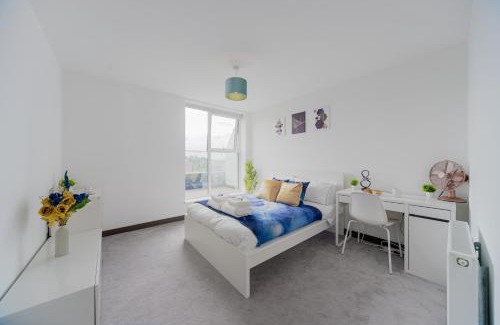 Dartford Apartment | Oasis 2 Bed 2 bathroom Dartford Flat Holiday London Mins from Bluewater and Station with 500mb Wifi