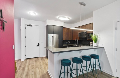 Los Angeles Hotel | Oasis 2BD/2BA near WeHo w/Parking, Gym and in unit Washer/Dryer