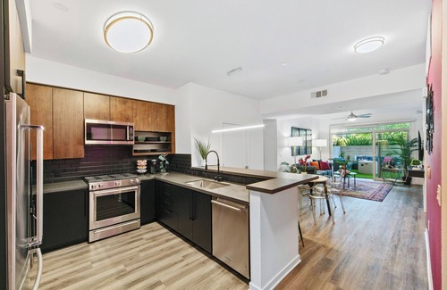 Los Angeles Hotel | Oasis 2BD/2BA near WeHo w/Parking, Gym and in unit Washer/Dryer
