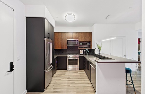 Los Angeles Hotel | Oasis 2BD/2BA near WeHo w/Parking, Gym and in unit Washer/Dryer