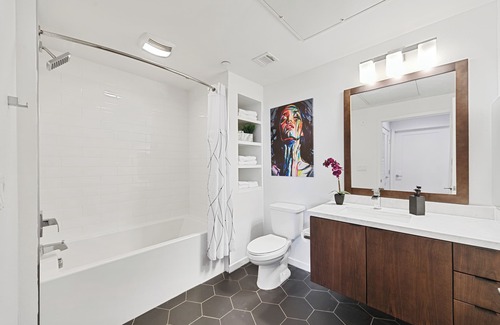 Los Angeles Hotel | Oasis 2BD/2BA near WeHo w/Parking, Gym and in unit Washer/Dryer