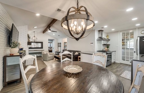 Lewisville House | Oasis and convenience in Lewisville near the Airport and pet friendly