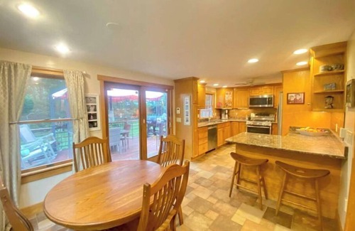North Eastham House | Oasis by the bay with Hot Tub- bike to the pond- 5 mins to CC National Seashore!