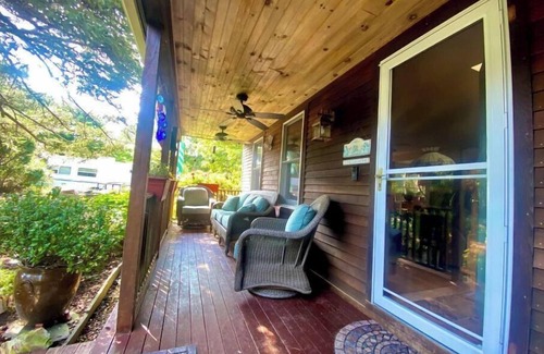 North Eastham House | Oasis by the bay with Hot Tub- bike to the pond- 5 mins to CC National Seashore!