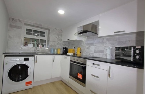 Reading City Centre Apartment | Oasis, Central Self Contained Flat by CozyNest