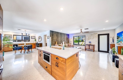 South Corals House | Oasis Heated Pool+Hot Tub! Wilton Drive & Beach!