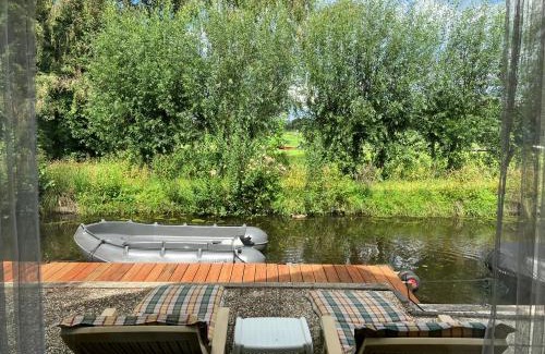 Zuideinde House | Oasis holiday home in Giethoorn next to canal, boat extra
