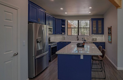 Sierra Pines Cabin | OASIS IN THE FOREST ON 1.25 ACRE BACKING TO NATIONAL FOREST WITH AC-PETS WELCOME