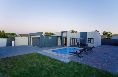 Bloubergstrand House | Oasis of Elegance - Villa with a private pool