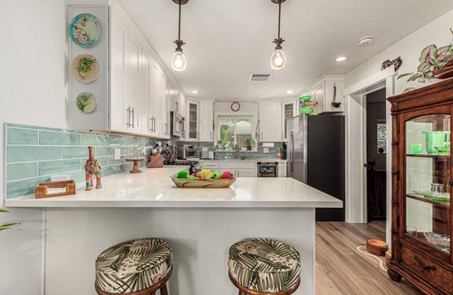 Alhambra House | Oasis of Greenery in the Desert - Lovely 2/2 with pool/spa/outdoor shower