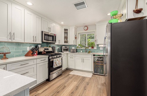 Alhambra House | Oasis of Greenery in the Desert - Lovely 2/2 with pool/spa/outdoor shower