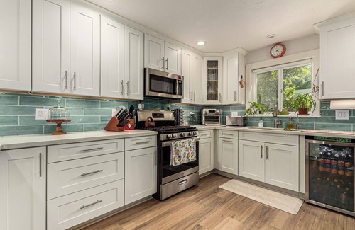 Alhambra House | Oasis of Greenery in the Desert - Lovely 2/2 with pool/spa/outdoor shower