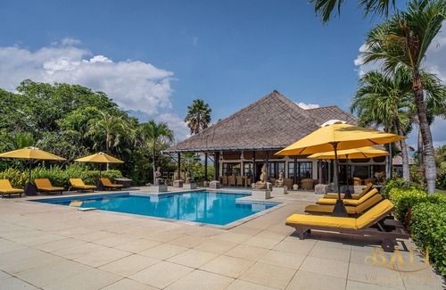 Banjartegehe Villa | Oasis of Luxury and Lush Tropical Gardens!