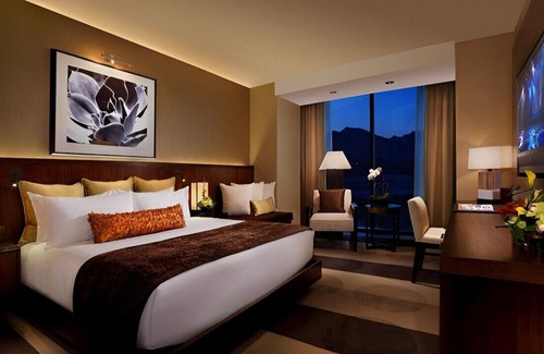 Aliante Sun City House | Oasis of Tranquility W/ Excellent Room Service!