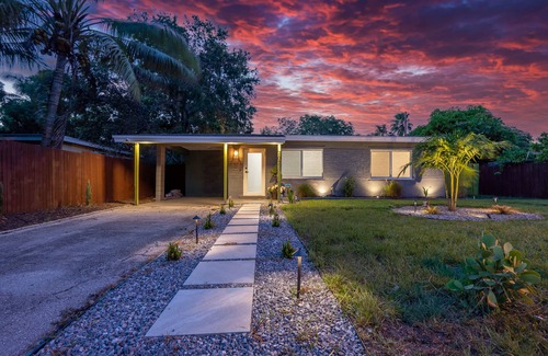 South Middle River House | Oasis on 18th - Lush Backyard + Fire Pit near Beach & Downtown