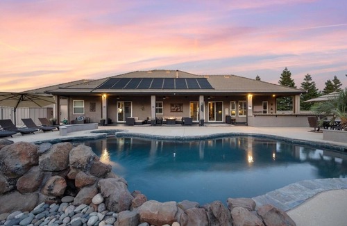 Victor House | Oasis on the vine - Custom Luxury home with Resort Amenities, 1800sqft Game Room