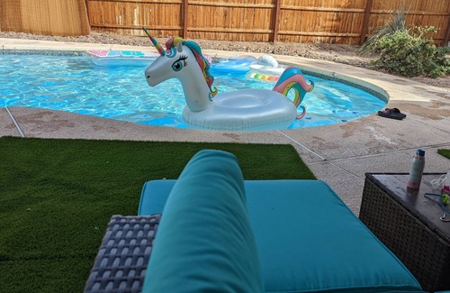 Paradise House | OASIS Pool & Spa Vacation House. 10 minutes from strip & airport. Sleeps 12.