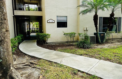 North Naples Condo | Oasis Resort Style Condo 2/2